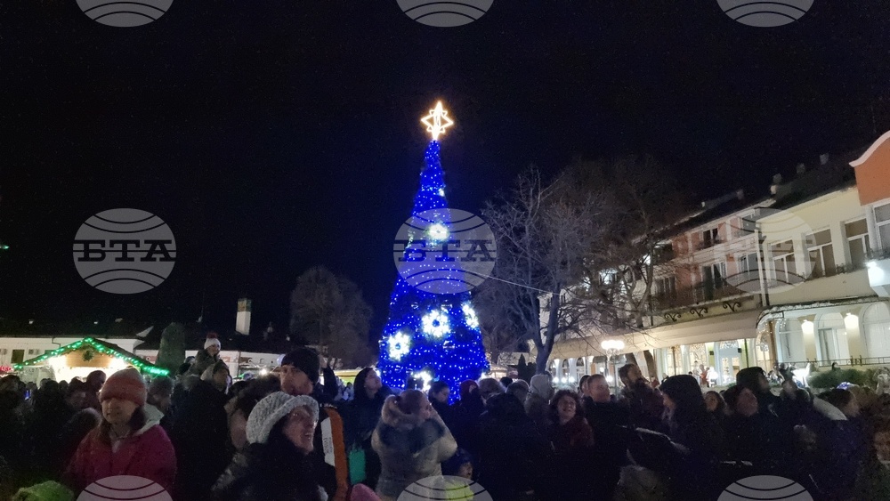 „Магията на Коледа в Ловеч“ ще започне с тържественото запалване на светлините на коледната елха в центъра на града