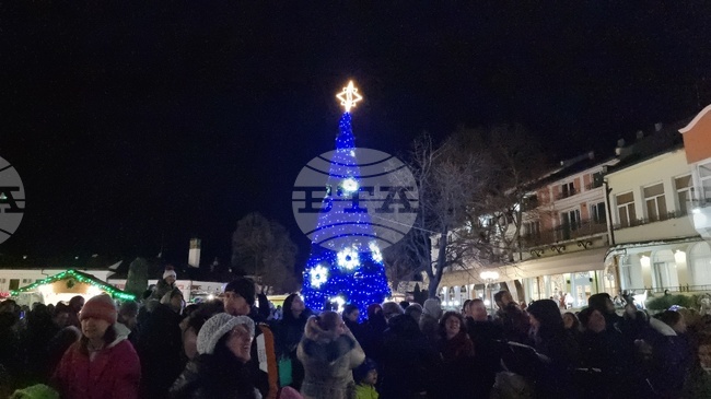 В Деня на св. Спиридон Чудотворец тържествено бяха запалени светлините на елхата в Ловеч