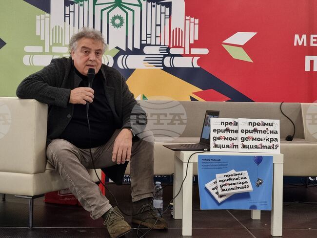 Чавдар Николов събира близо 230 свои карикатури в книгата „Премиерите на демокрацията“