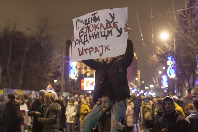 Ученици се присъединиха към протеста на студентите в Сърбия заради трагедията в Нови Сад