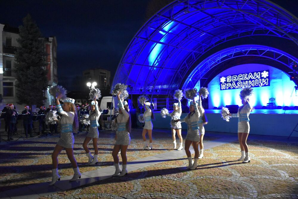 Община Ловеч: Коледните светлини в Ловеч заблестяха в деня на Св. Спиридон