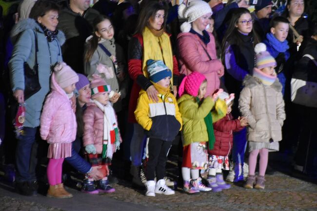 Община Ловеч: Наградиха победителите в конкурса „Топли ръкавички, шапки и шалове, изплетени от мама и баба“