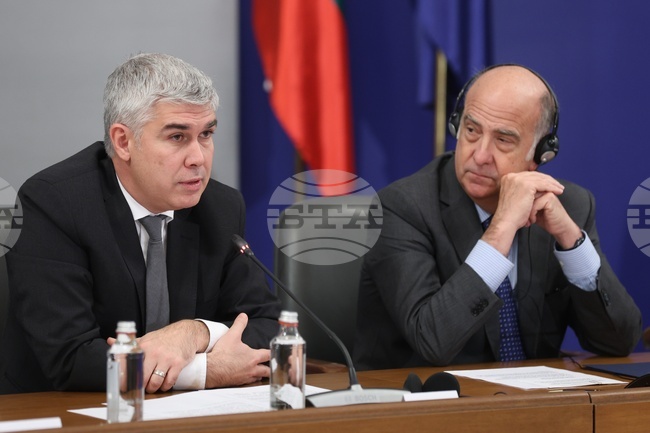 С подписаното днес споразумение не определяме бъдещето на съоръжения за съхранение на отработено ядрено гориво и радиоактивни отпадъци, заяви министър Малинов