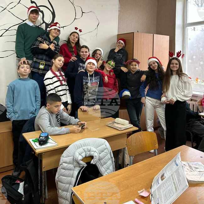 В гимназията „Иван Инзов“ в Тараклия се състоя Ден на новогодишните пуловери