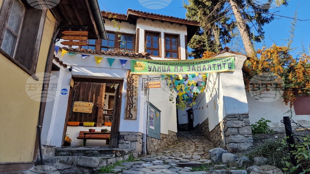 Майсторите от Улицата на занаятите в Стария град на Пловдив посрещат от днес посетители с коледни творчески работилници, изложби и игри