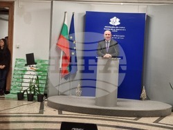 Служебният министър на образованието и науката проф. Галин Цоков откри Коледния базар на уменията в Министерството на образованието и науката, в който участват 18 професионални гимназии от страната. Снимка: Димитрина Ветова/БТА 