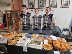 Служебният министър на образованието и науката проф. Галин Цоков откри Коледния базар на уменията в Министерството на образованието и науката, в който участват 18 професионални гимназии от страната. Снимка: Димитрина Ветова/БТА 