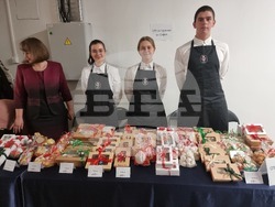 Служебният министър на образованието и науката проф. Галин Цоков откри Коледния базар на уменията в Министерството на образованието и науката, в който участват 18 професионални гимназии от страната. Снимка: Димитрина Ветова/БТА 