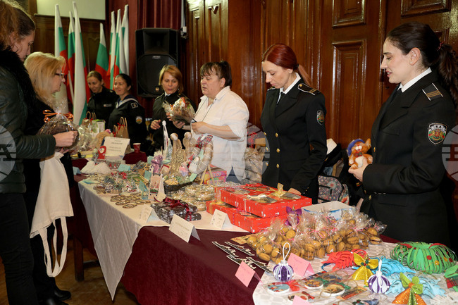 Благотворителен коледен базар подкрепя деца на загинали или починали военни моряци