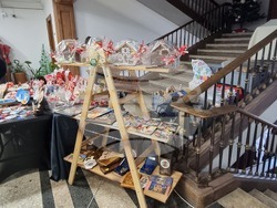 Служебният министър на образованието и науката проф. Галин Цоков откри Коледния базар на уменията в Министерството на образованието и науката, в който участват 18 професионални гимназии от страната. Снимка: Димитрина Ветова/БТА 