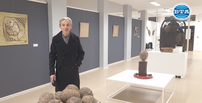 Изложба на популярния троянски керамик Веселин Стоянов-Толби е подредена в Националното изложение на занаятите и изкуствата в Орешак