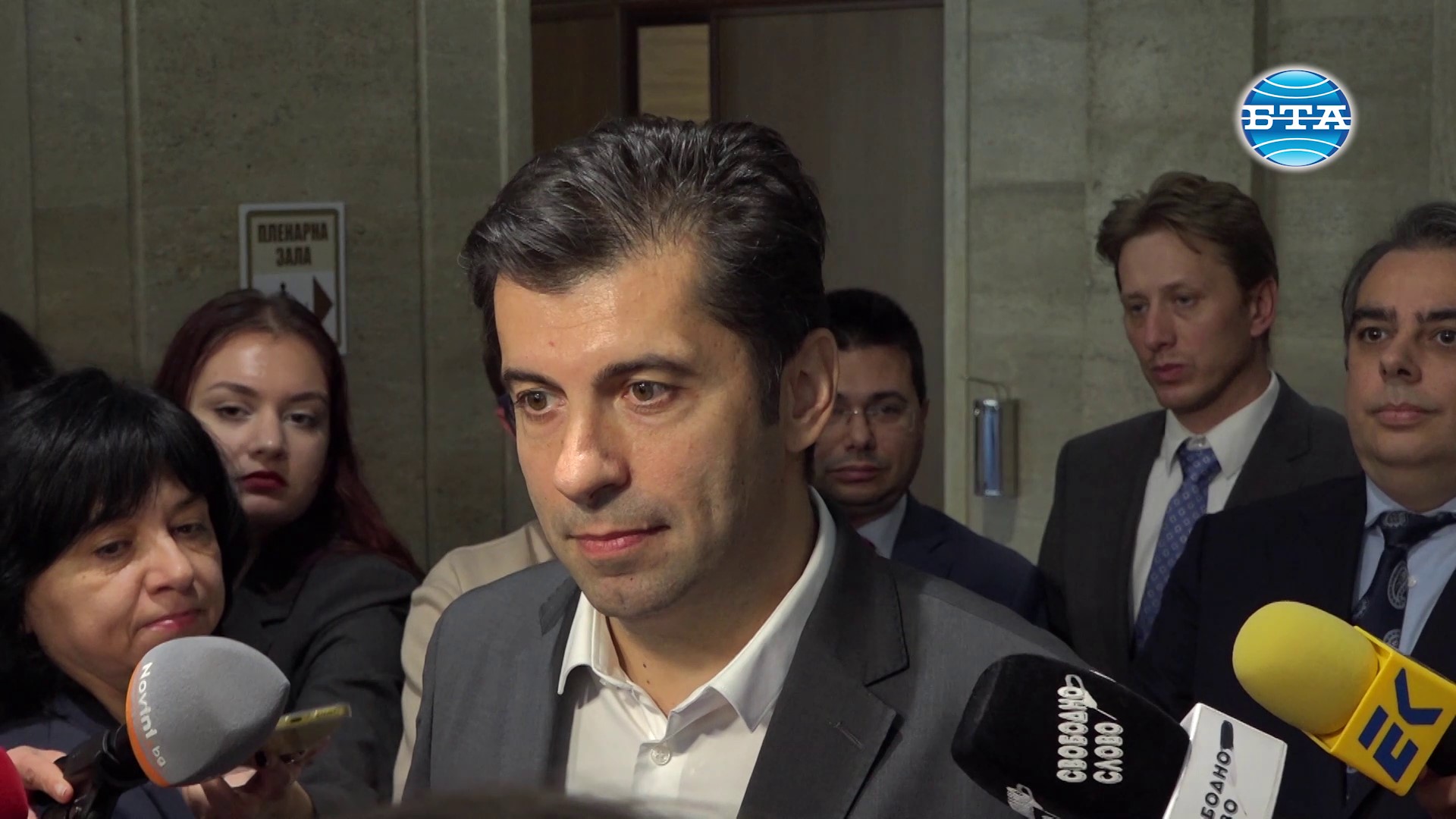 Нямаме доверие на Борисов, каза Кирил Петков и пожела успех на колегите от "Демократична България" в преговорите с ГЕРБ за правителство Нямаме доверие на Борисов, каза Кирил Петков и пожела успех на колегите от "Демократична България" в преговорите с ГЕРБ за правителство