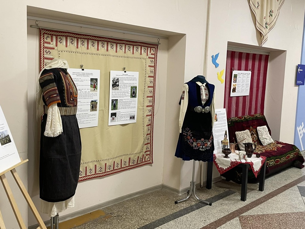 Изложба, посветена на българските коледно-новогодишни традиции, бе открита в Рига