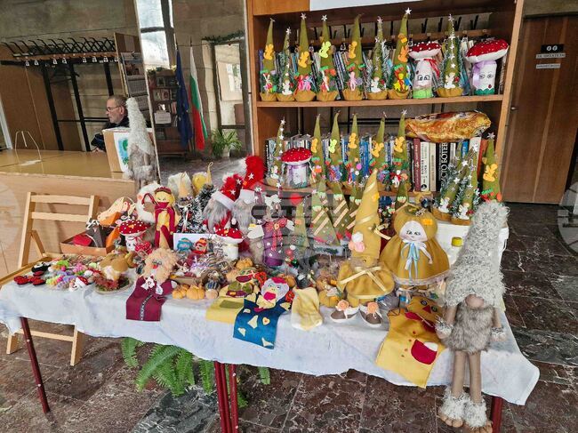 Творци в различни направления участват в коледен базар в библиотеката в Търговище