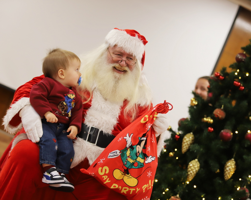 Коледна магия за децата на ВМА