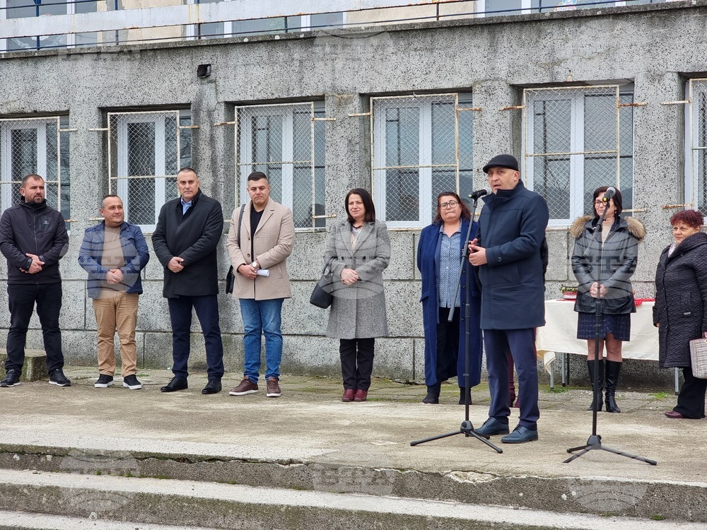 Кметът на Кърджали даде началото на основни ремонти на спортни съоръжения в две градски училища