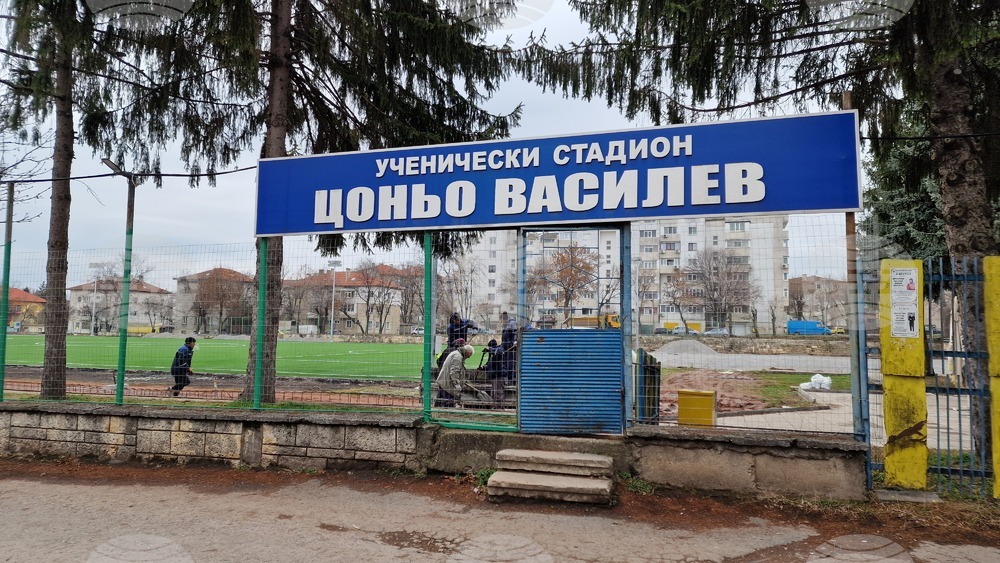 Теренът на ученическия стадион "Цоньо Василев“ в Шумен задържа вода, но след употреба това първоначално явление изчезва, съобщиха на брифинг