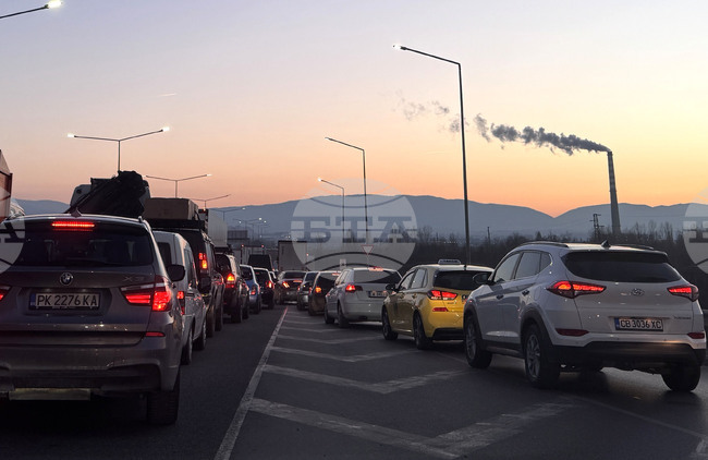 Бензинът у нас е поевтинял с 6 стотинки за литър за година, дизелът - с 9 стотинки, показват данни на специализирана платформа