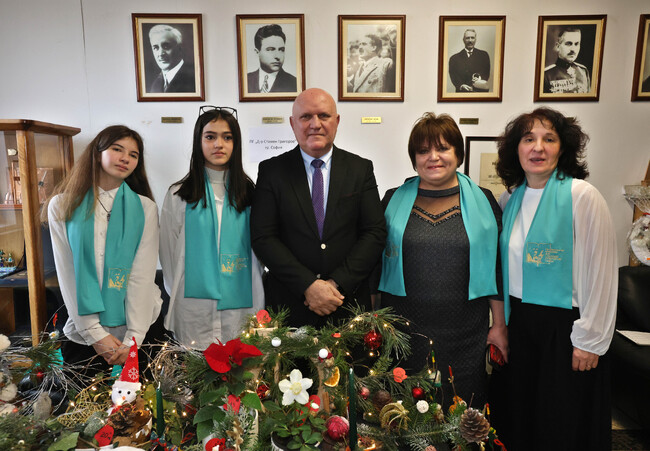 Министър Цоков откри Коледен базар на уменията в МОН