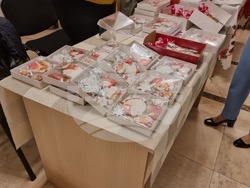 творчески изделия - хора в нужда - Снимка: Борислава Бибиновска/БТА