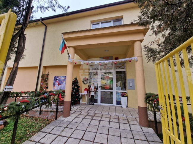 Ресурсен учител и помощник - възпитател ще заработят в Детска градина „Миньорче“ в Перник по проект „Силен старт"