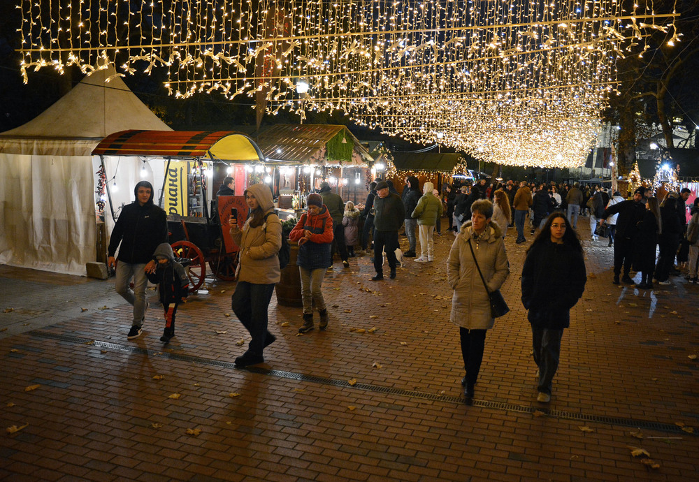 Община Варна: Огненото шоу „Палячи“ и коледари радват варненци и гостите на града на коледния базар на площад „Независимост“