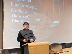 Контрабасистът и оркестратор Норман Лудвин гостува в НАТФИЗ, снимка – НАТФИЗ