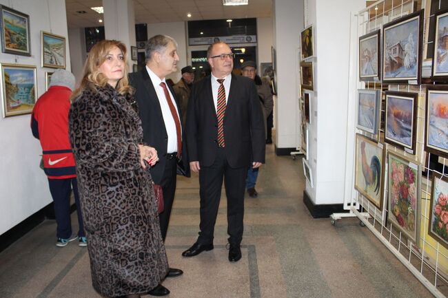 ОА Русе: Русенски художници представят близо 200 картини в коледна изложба. Володя Кенарев бе удостоен със знака на областния управител 