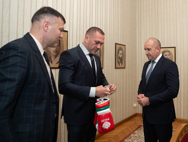 Кубрат и Тервел Пулеви подариха на президента Румен Радев боксови ръкавици с пожелание за успех в бъдещите му битки