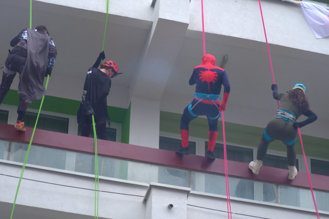 КосоваПрес: Супергерои слизат от покрива на педиатричната клиника в Прищина, за да доставят радост на малките пациенти