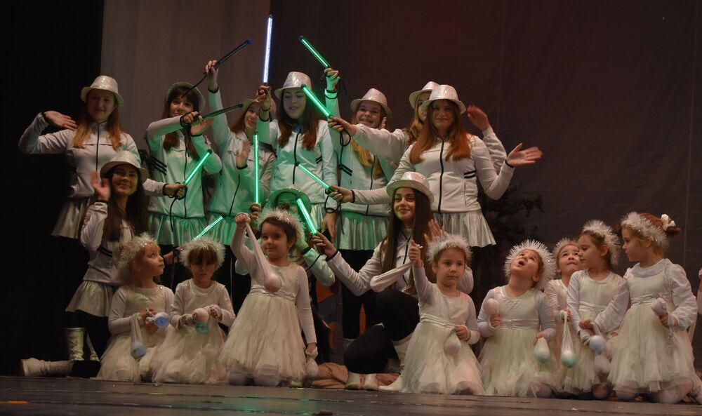 Община Разград: 300 деца от разградските детски градини разказаха „Коледна приказка за доброто“ на вълнуващ концерт в четвъртък