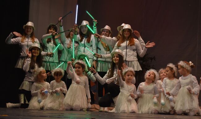 Община Разград: 300 деца от разградските детски градини разказаха „Коледна приказка за доброто“ на вълнуващ концерт в четвъртък