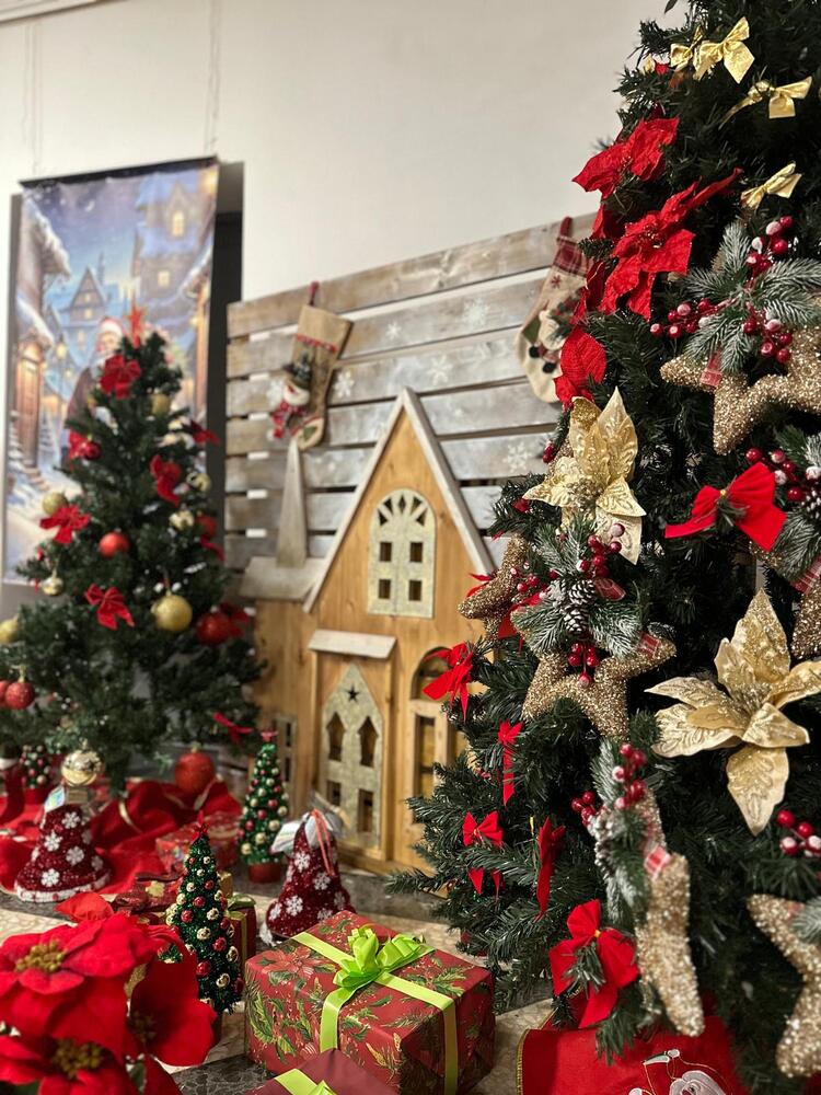 Министерство на образованието и науката: Ученици преобразиха МОН за празниците