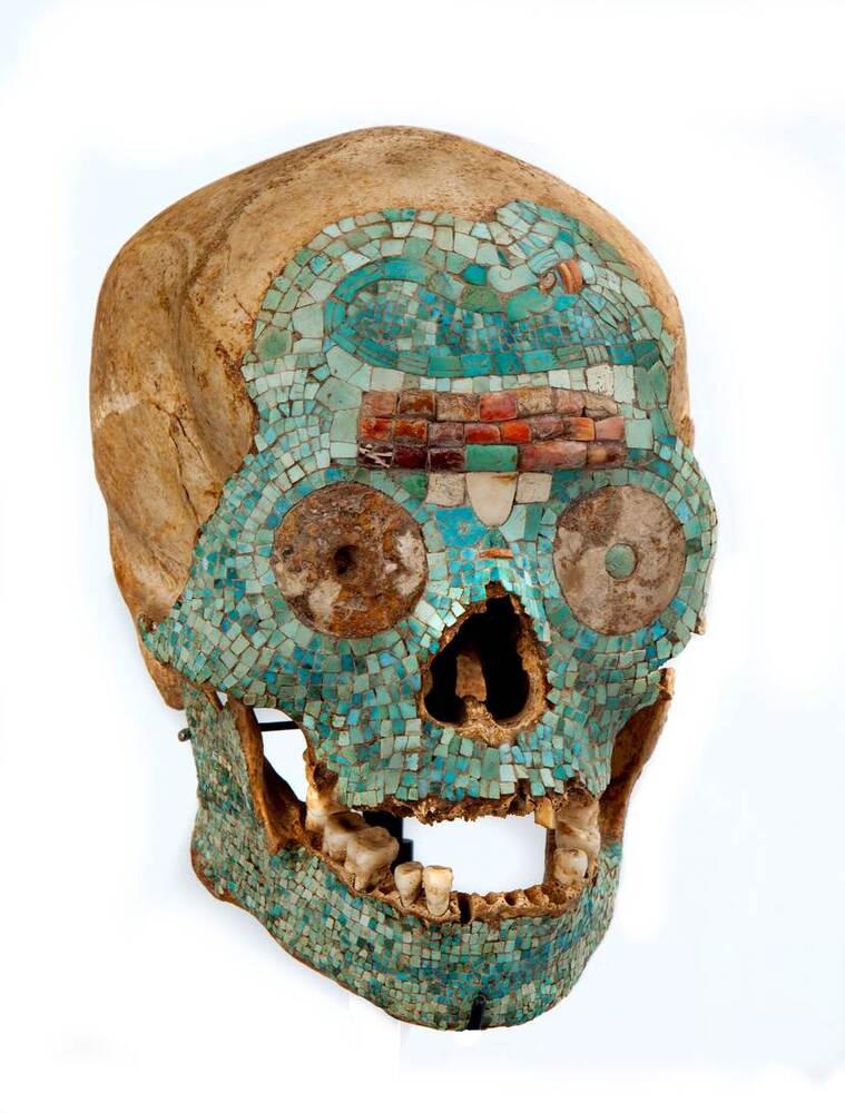 Нидерландия връща на Мексико череп, инкрустиран с мозайки