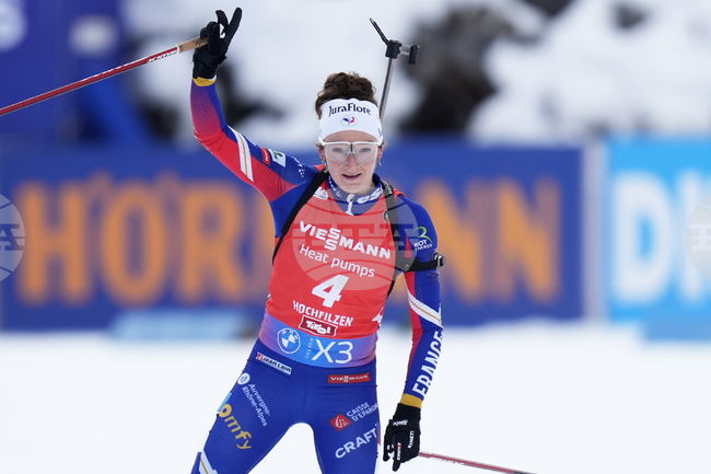 Французойката Лу Жанмоно спечели преследването на 10 км от световната купа по биатлон за жени