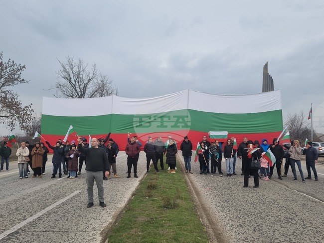 Участници в протеста заради проблемите с водоснабдяването на Плевен блокираха за кратко главния път София – Русе