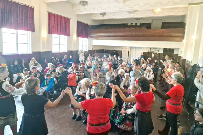 Жители на търговищкия квартал „Бряг“ и гости дариха на благотворителен концерт средства за семейство, пострадало при пожар