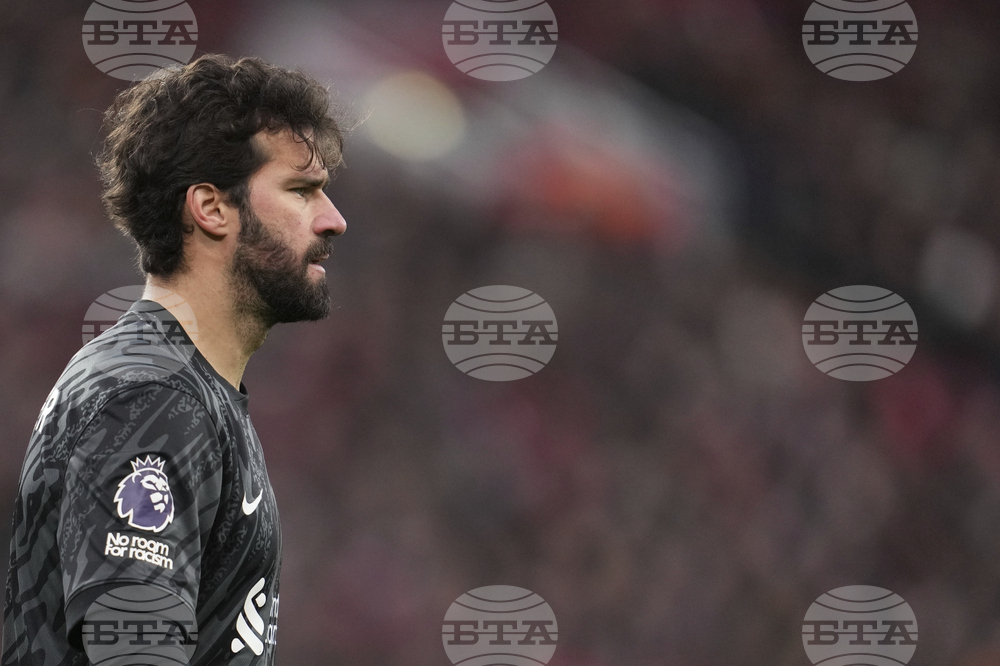 На "Анфилд" не защитаваш само вратата, а и хилядите на трибуните зад нея, заяви вратарят Алисон Бекер