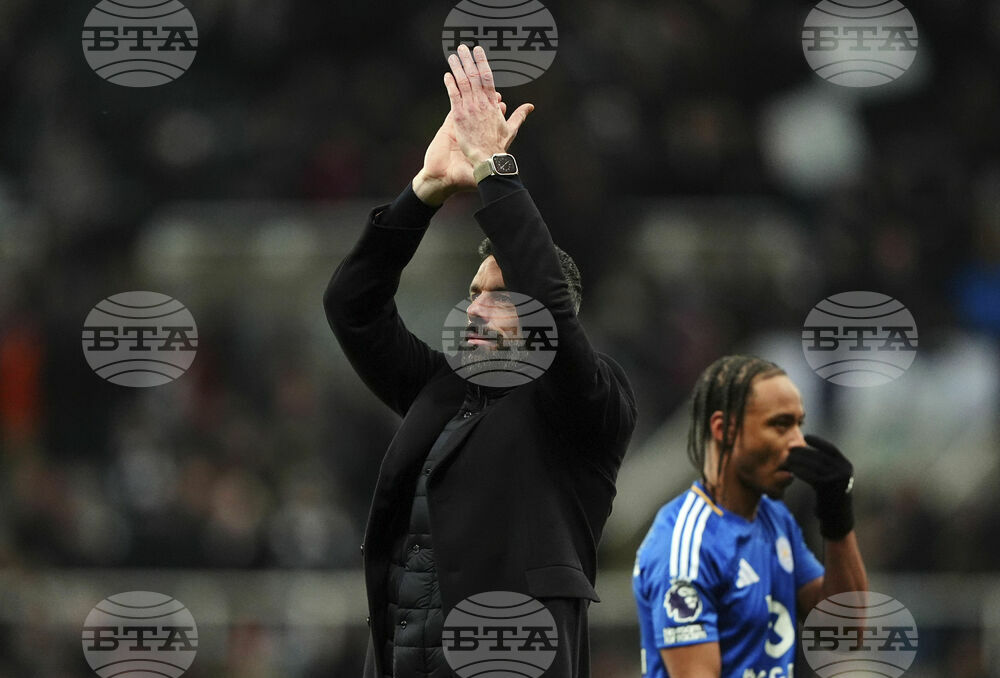 Ван Нистелрой се сблъсква с реалността, в която Лестър не е взел нови футболисти