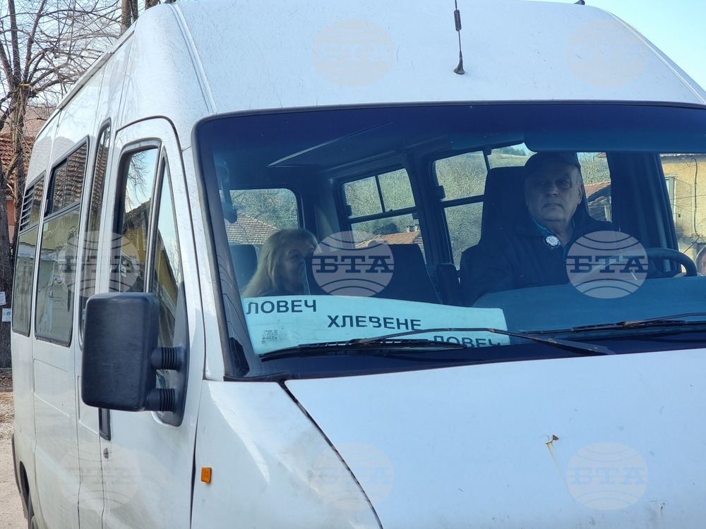 Заради нередовен автобус ученици от село Хлевене пътуват до училище в Ловеч с такси или с колата на кмета