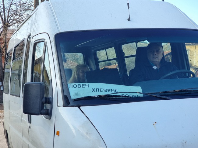 Заради нередовен автобус ученици от село Хлевене пътуват до училище в Ловеч с такси или с колата на кмета