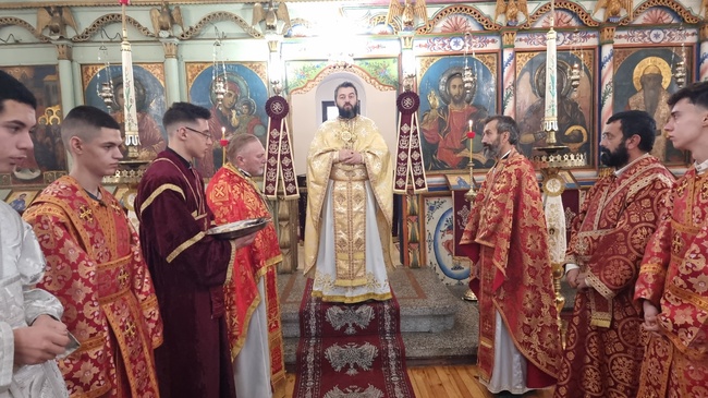 Улисани в ежедневието, пропускаме да отворим сърцата си и да приемем Божието царство, каза отец Мирослав в Кюстендил
