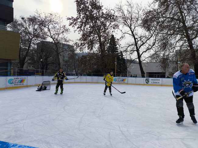 Община Сливен: Ледената пързалка посрещна ветераните от Клуб „Химик“ в Стара Загора и отбора на Сливен за приятелски хокеен мач