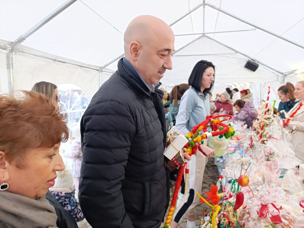 Кметът на Созопол откри коледен базар в града с благотворителна кауза 