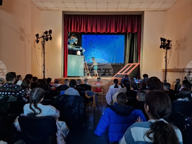 „Феята от захарницата“ посети Радомир и зарадва местните деца