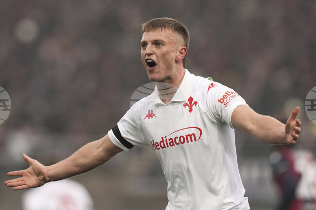 Исландският нападател на Фиорентина Алберт Гудмундсон е с фрактура на гърба след загубата от Комо