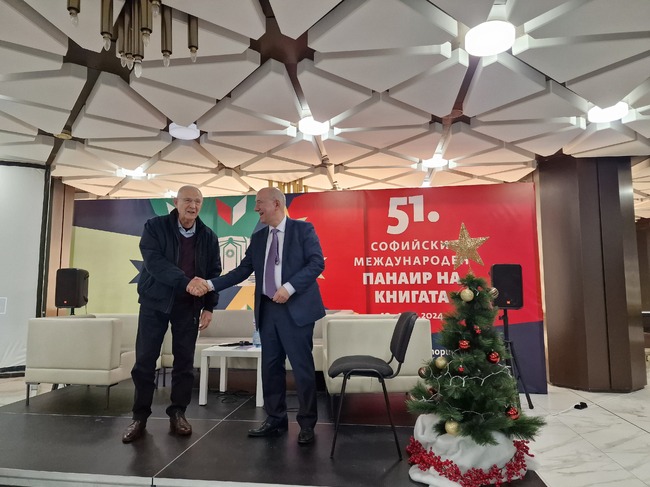 Проф. Кирил Топалов представи новото издание на книгата си „Бунтовна светлина“ на Софийския международен панаир на книгата