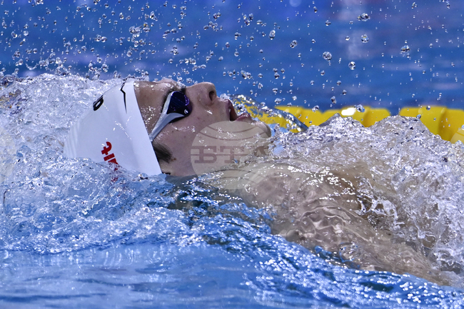 Унгарецът Хуберт Кош подобри световния рекорд на 200 метра гръб на Световната купа по плуване в Торонто, върхово постижение и на 100 метра бътерфлай