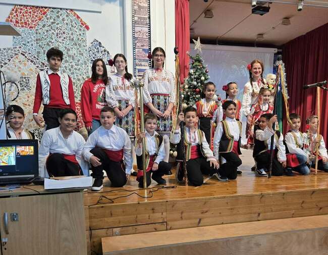 С песни, стихове, български хора и пресъздаване на обичаи премина коледното тържество на училище „Васил Левски” в Дали, Кипър