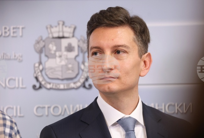 Близо 70 млн. лв. компенсации за картите за безплатно пътуване в градския транспорт са изплатени на Столичната община, каза Иван Василев